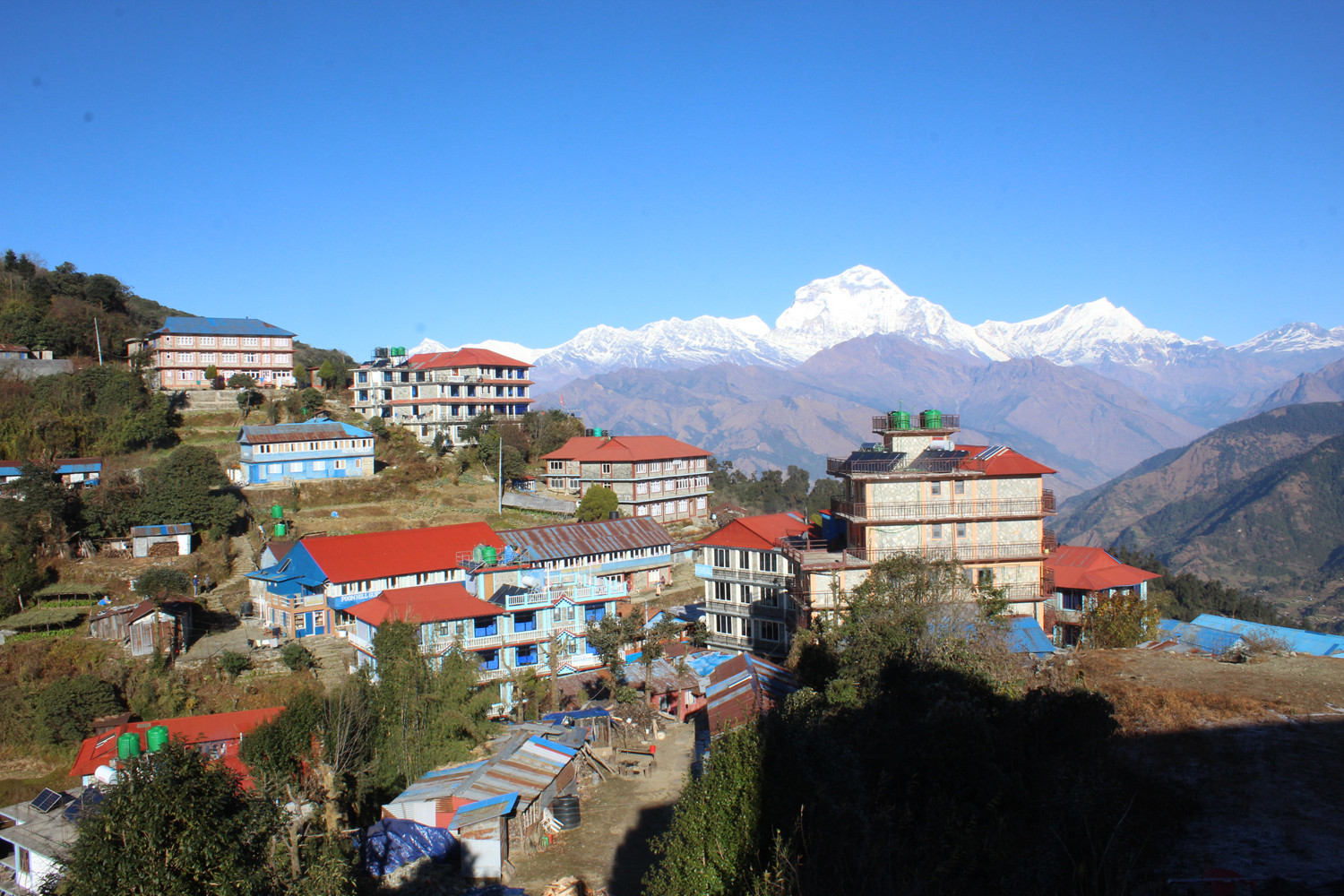पुनहिल, जहाँबाट हेर्न सकिन्छ दर्जनाैँ हिम चुचुरा